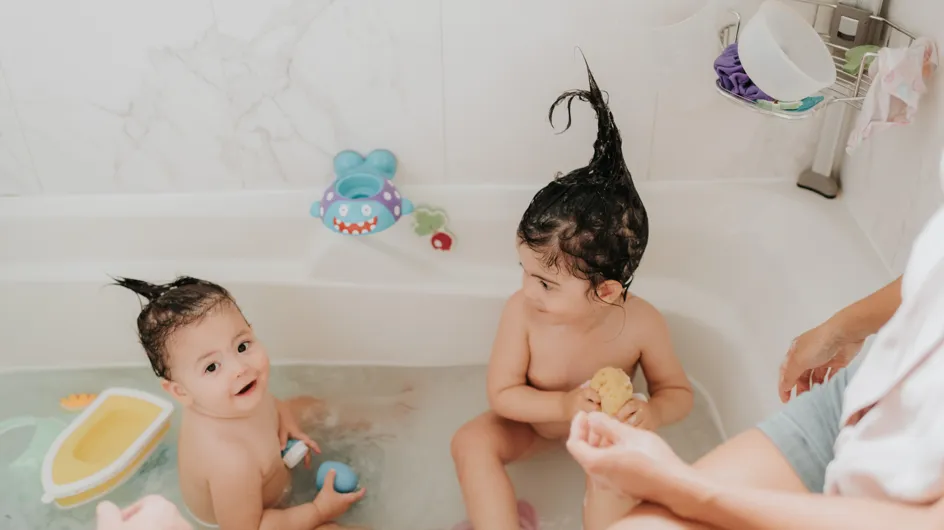 Quel est le bon âge pour que les enfants arrêtent de prendre le bain ensemble ?