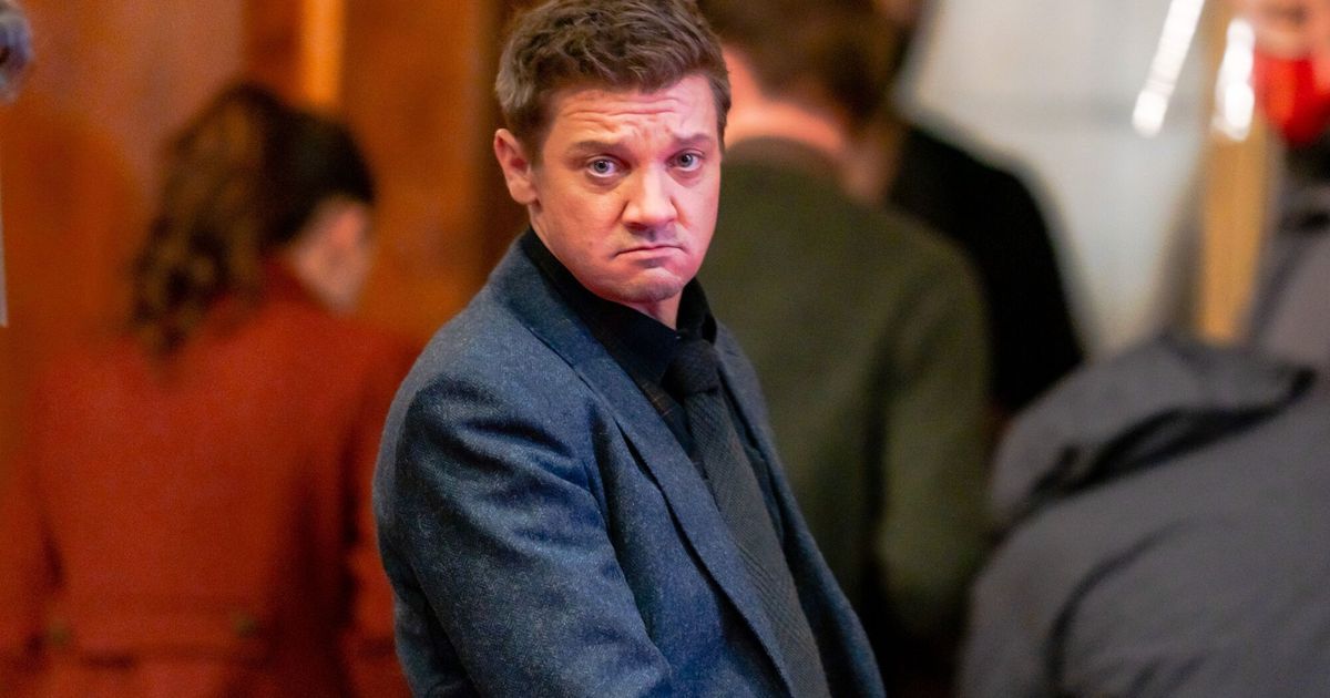 "Je le referais", Jeremy Renner au bord des larmes, il a survécu après avoir été écrasé sous un chasse neige