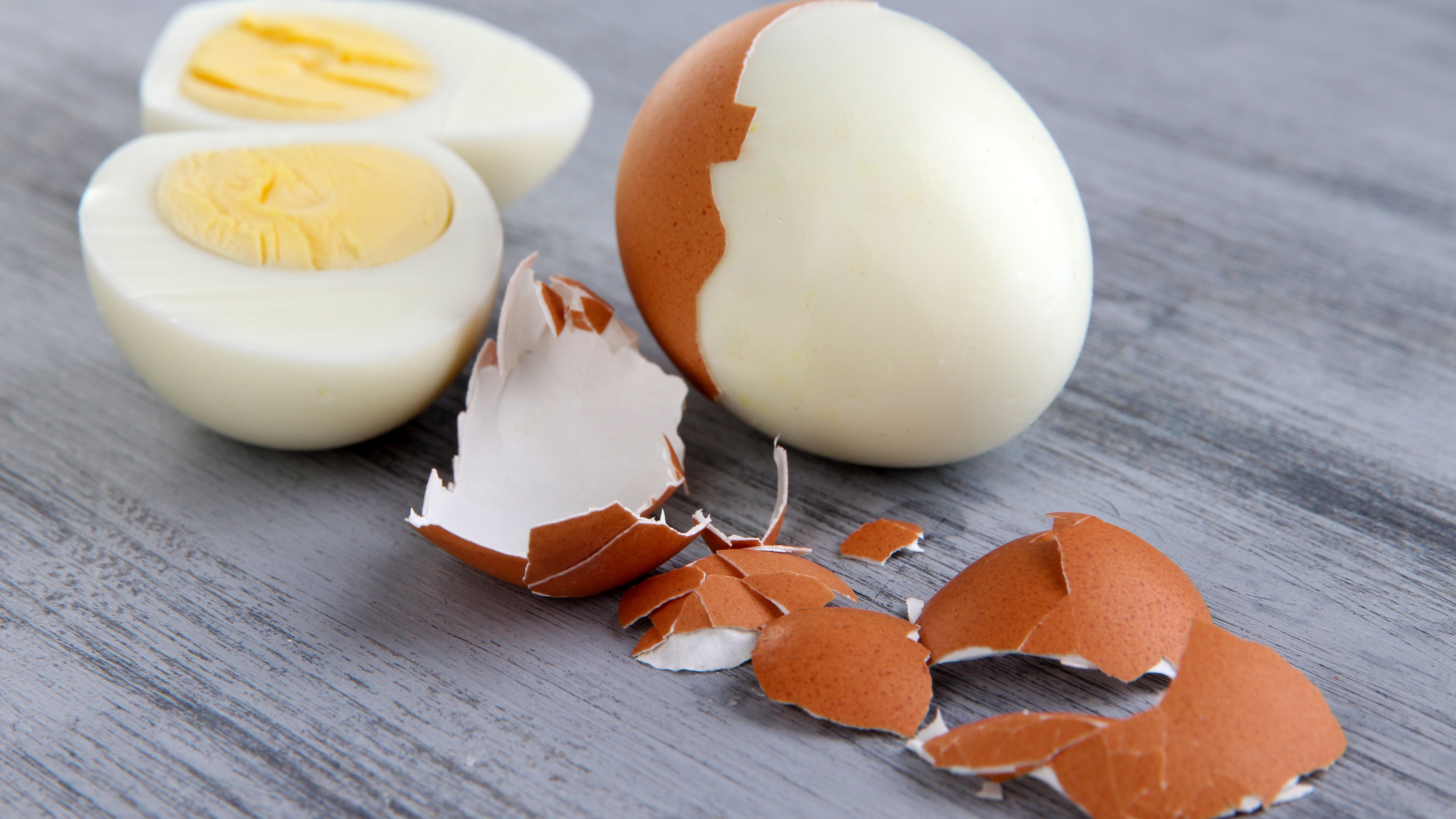 Éplucheur d'œufs durs, capacité de 5 œufs – Outil de cuisine spécialisé  portable épluche les coquilles d'œufs en quelques secondes : :  Maison