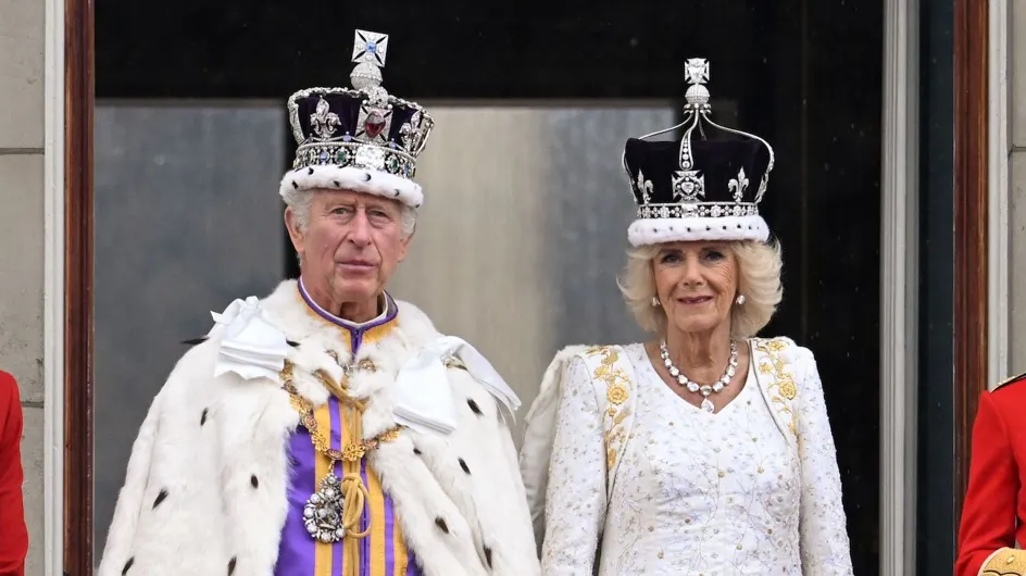 Couronnement de Charles III, Camilla tactile avec le roi au balcon, ils surprennent