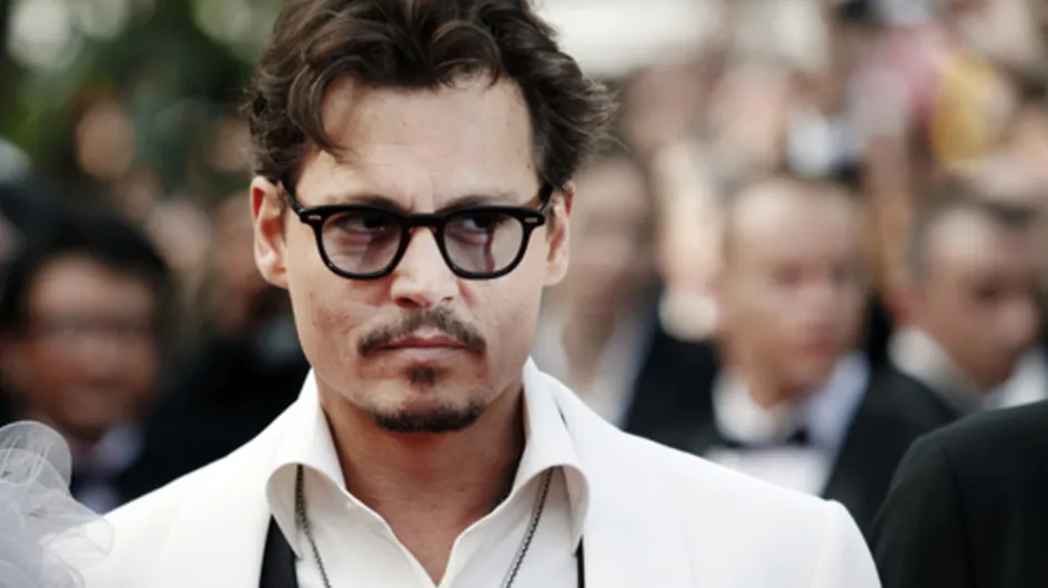 Johnny Depp à Cannes : son geste étonnant lors de la montée des marches crée la surprise