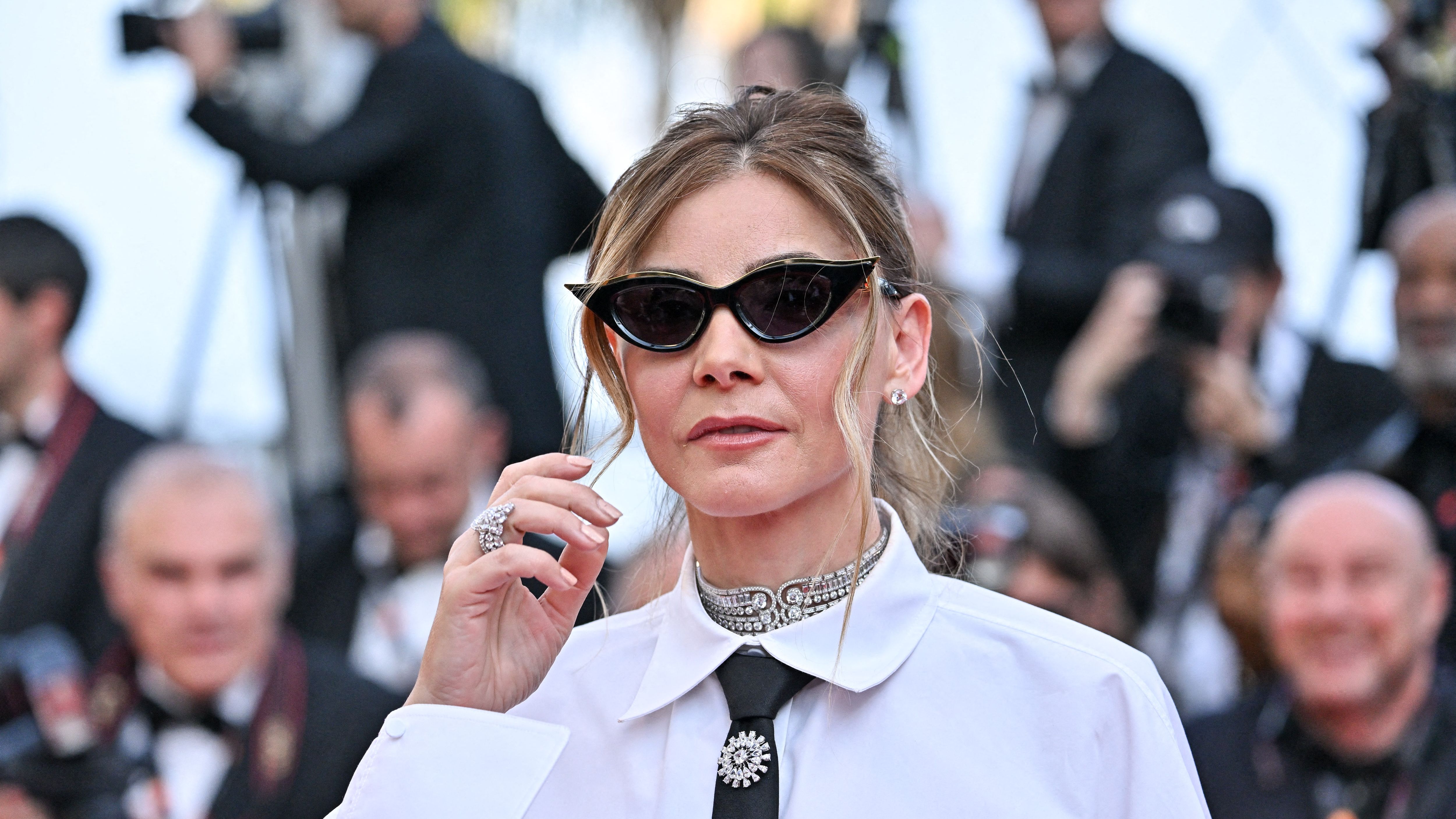 Cannes 2023 : Clotilde Courau androgyne, son look étonne sur le tapis rouge