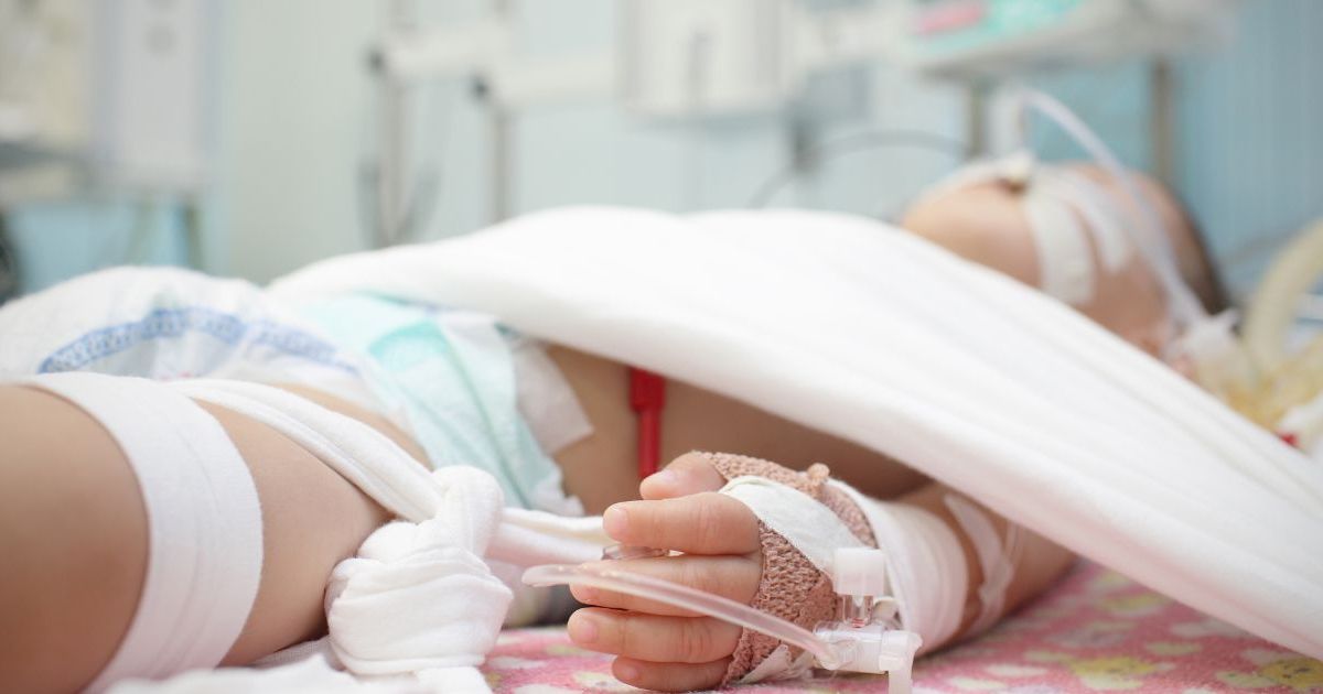 “J’aurais dû le laisser dans son berceau” : une maman alerte sur les dangers du cododo