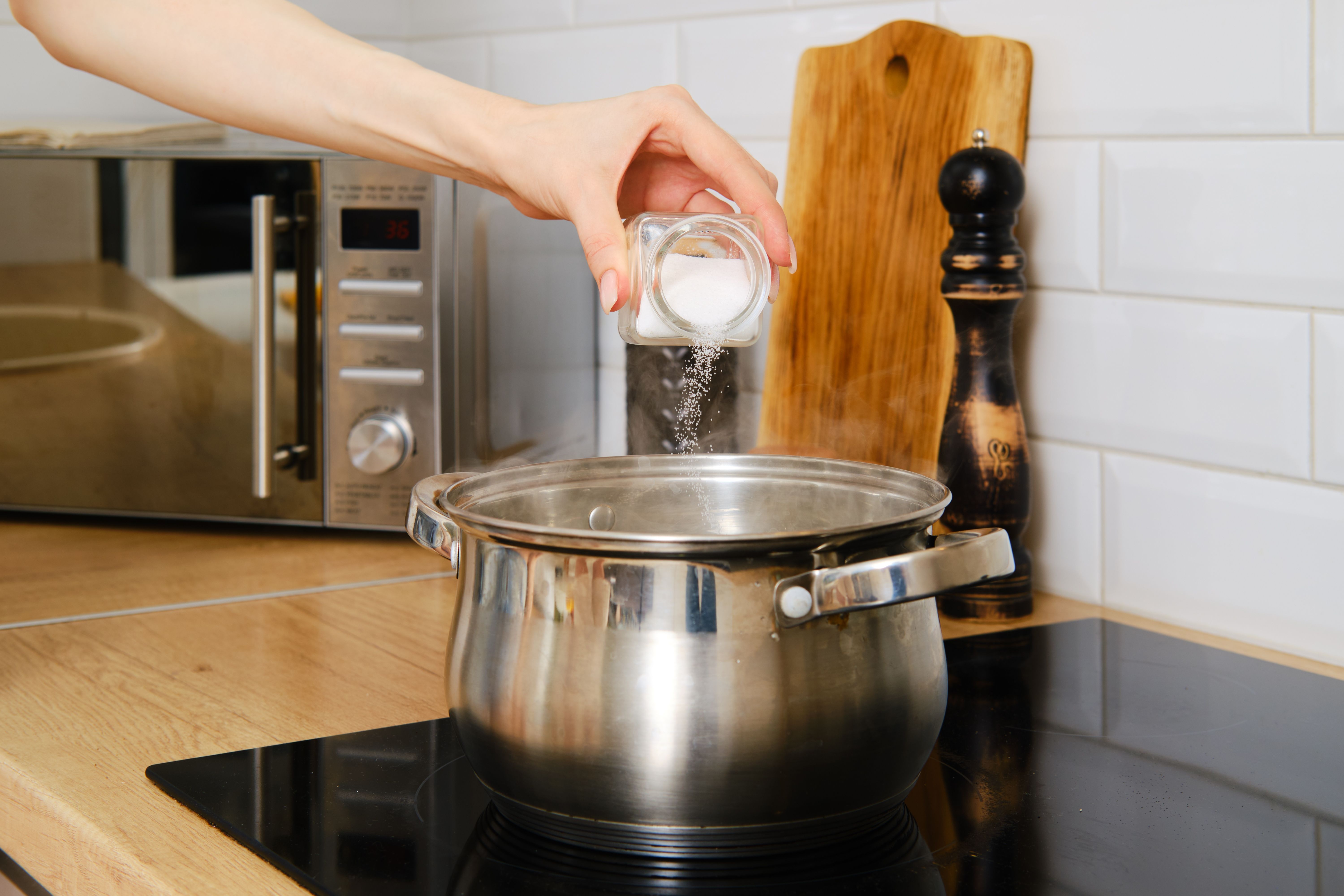 Est-il vraiment nécessaire d'attendre que l'eau des pâtes bout avant de les  mettre dans la casserole ?