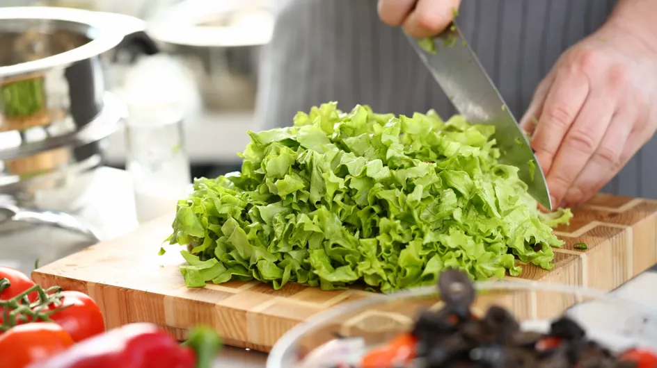 Pourquoi ce n’est vraiment pas poli de couper sa salade à table ? (surtout si vous êtes invités à dîner)