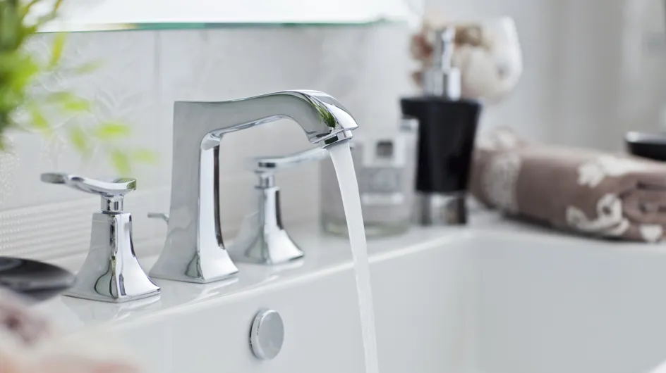 Peut-on vraiment boire l’eau de la salle de bain sans risque pour la santé ?
