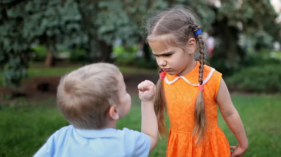 Disputes entre frères et sœurs : à quel moment les parents doivent-ils intervenir ?