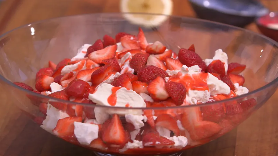 Il ne vous faudra que 10 minutes pour préparer ce dessert aux fraises et à la crème XXL de Laurent Mariotte