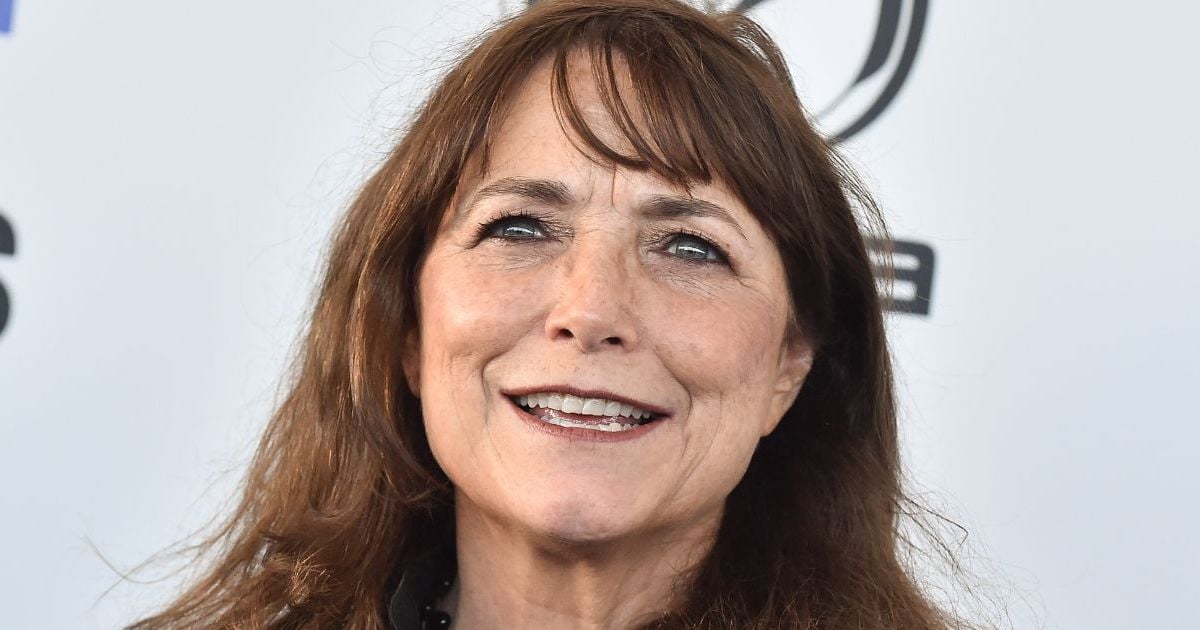 Karen Allen resplendissante la star d'Indiana Jones a bien changé