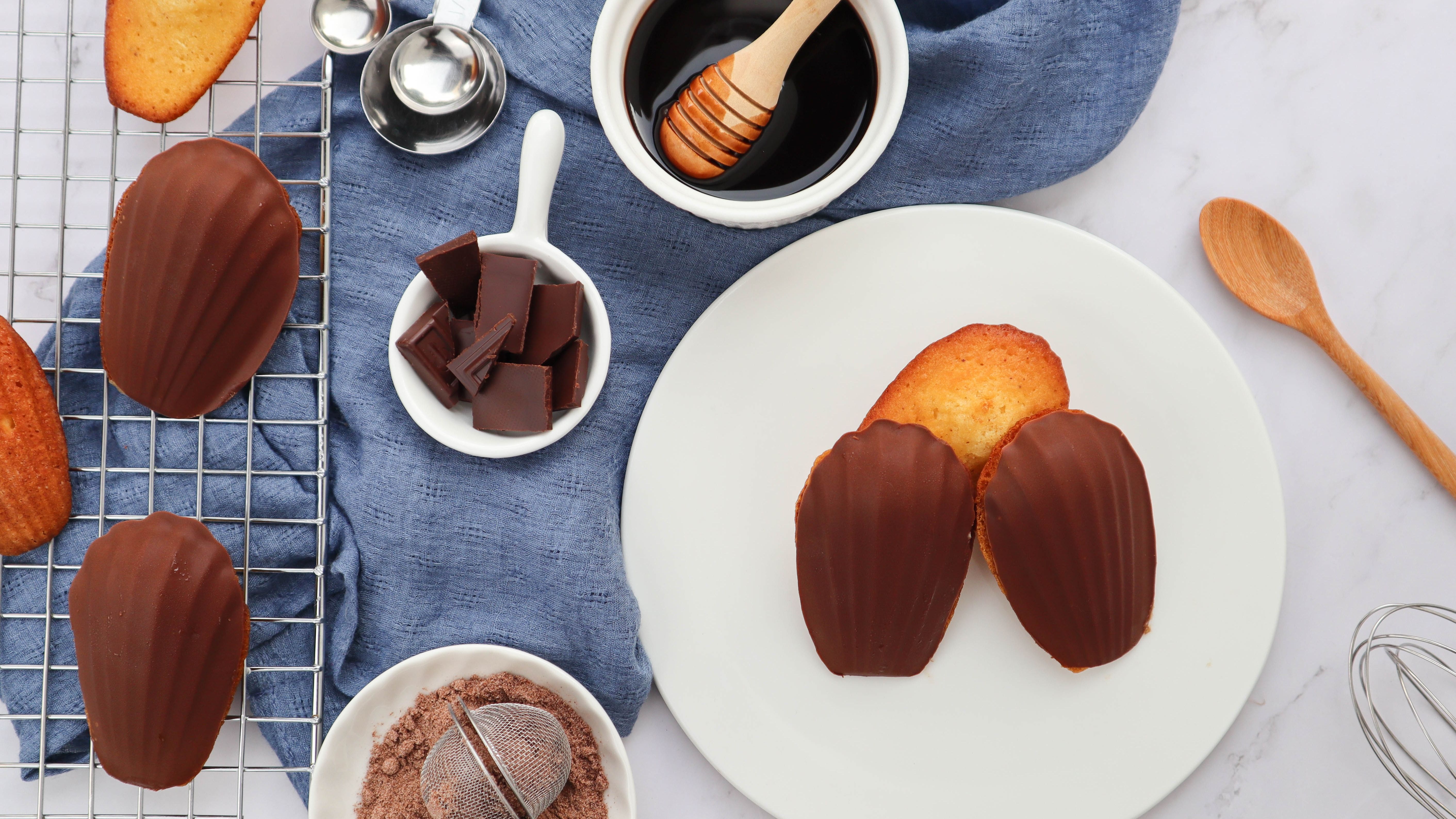 Madeleines au chocolat et à la vanille : Recette de Madeleines au chocolat  et à la vanille
