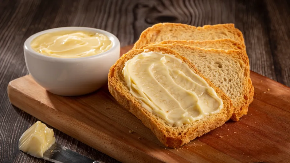 Combien de temps peut-on garder le beurre hors du frigo sans risques ? La réponse va vous surprendre !
