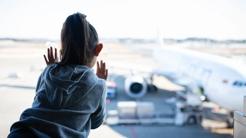 Une grand-mère abandonne sa petite-fille de 8 ans à l’aéroport et monte dans un avion