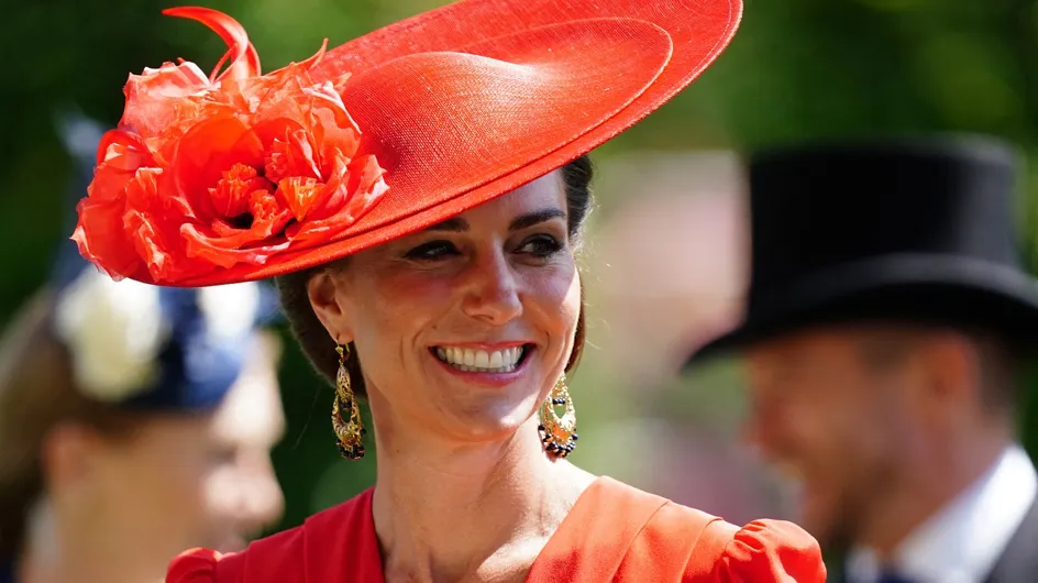 Kate Middleton : flamboyante en total look rouge, avec une robe décolletée