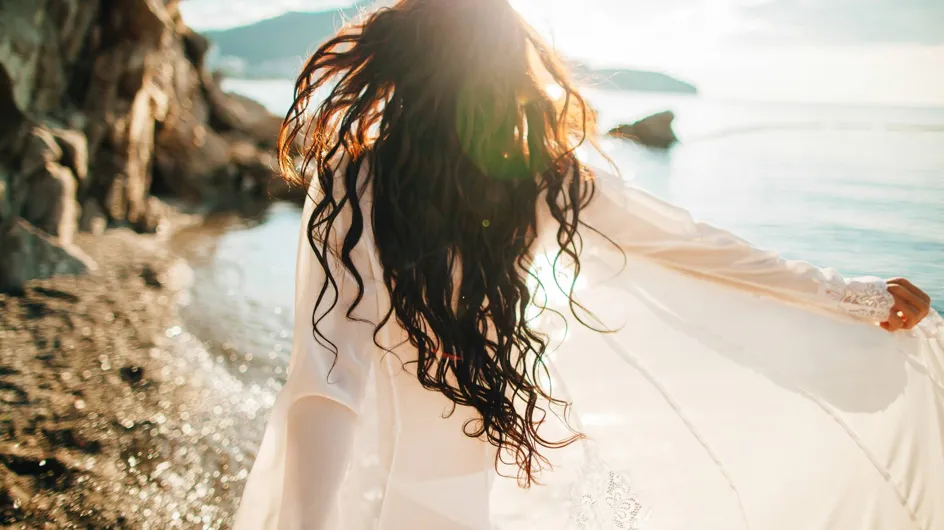 Cheveux : cette huile solaire sera votre alliée pour une chevelure nourrie et protégée tout l’été