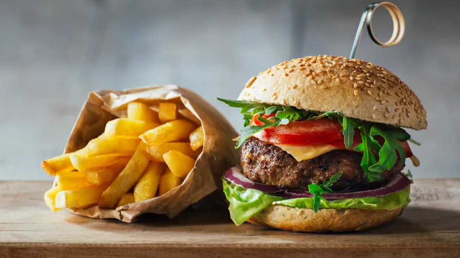 Cyril Lignac partage sa recette de burger maison et son astuce pour avoir une viande fondante et croustillante