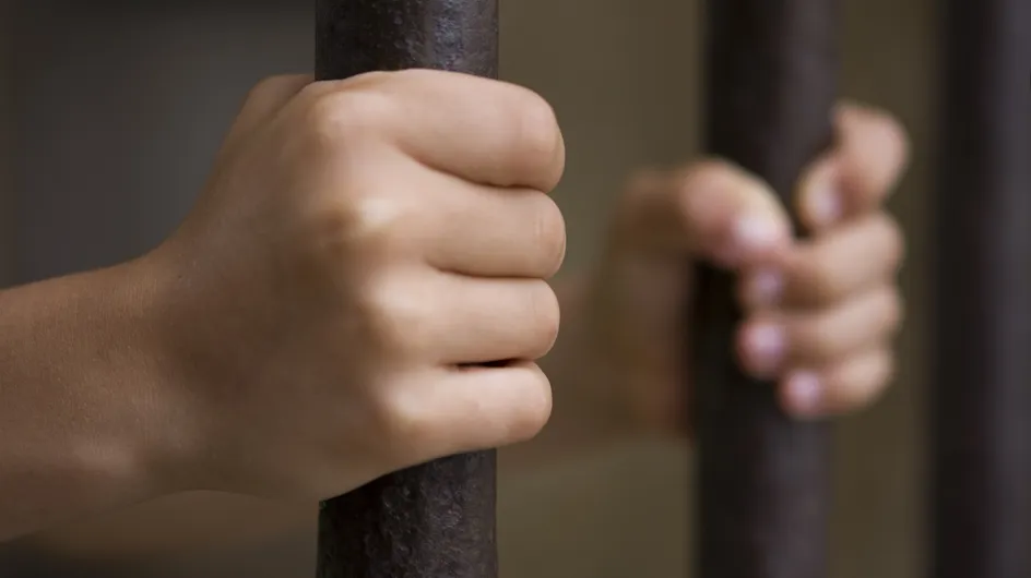 Un couple de policiers accusé d’avoir enfermé son fils de 3 ans en cellule pour le punir