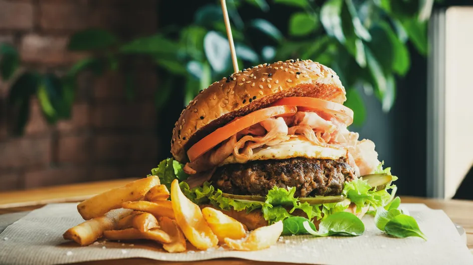 Laurent Mariotte partage sa recette de burger fermier avec Denis Brogniart