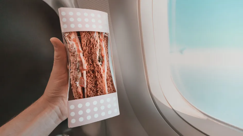 Voyages en avion : les aliments et boissons à bannir absolument pour éviter les problèmes !