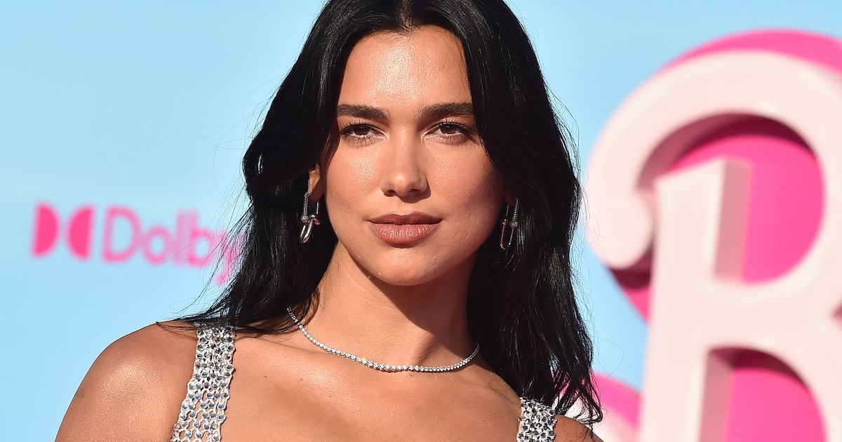 Dua Lipa se desnuda con este vestido de diamantes totalmente
