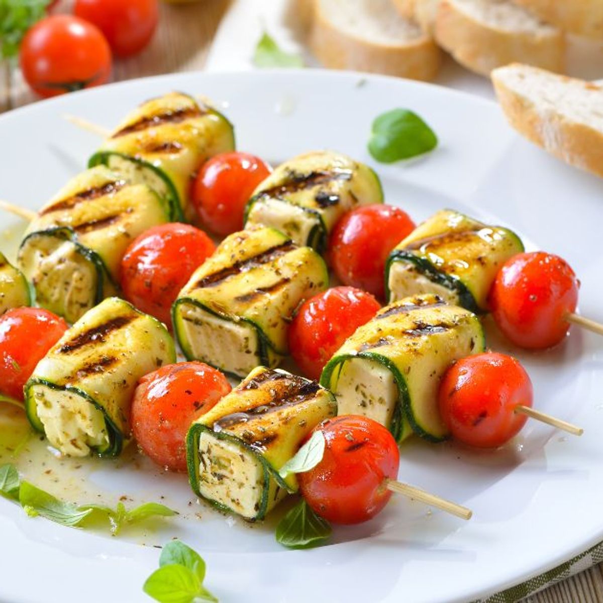 Brochettes de légumes à la feta au barbecue : Recette de Brochettes de  légumes à la feta au barbecue