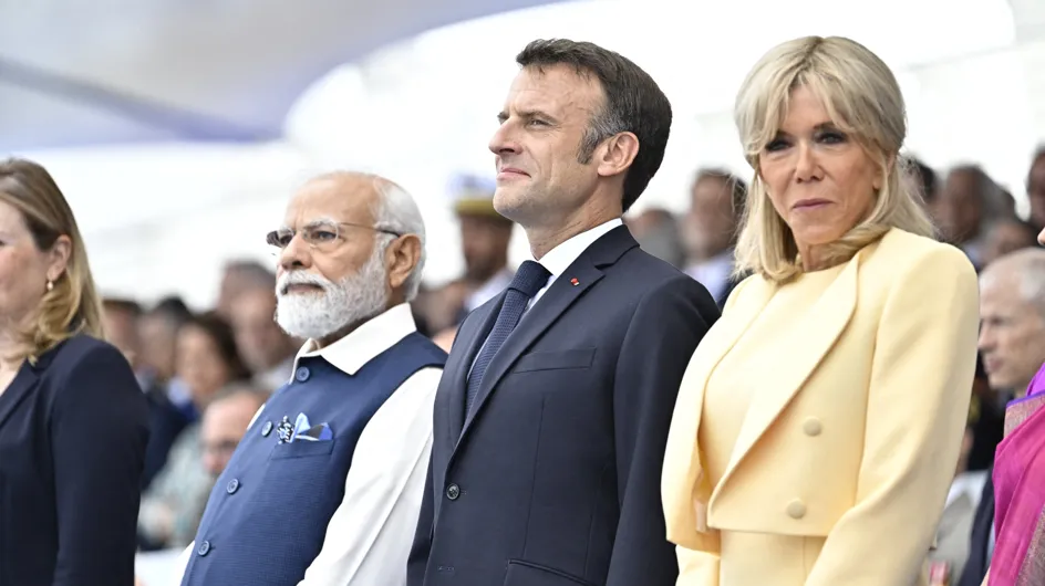 Brigitte Macron resplendissante pour le 14 juillet : son ensemble jaune ne passe pas inaperçu
