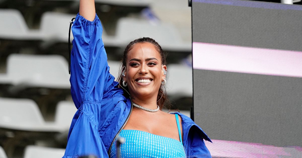 Amel Bent renversante : elle dévoile son tatouage symbolique en honneur