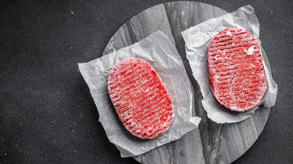 Cette erreur (que l’on fait tous) avec la viande congelée peut vous rendre malade