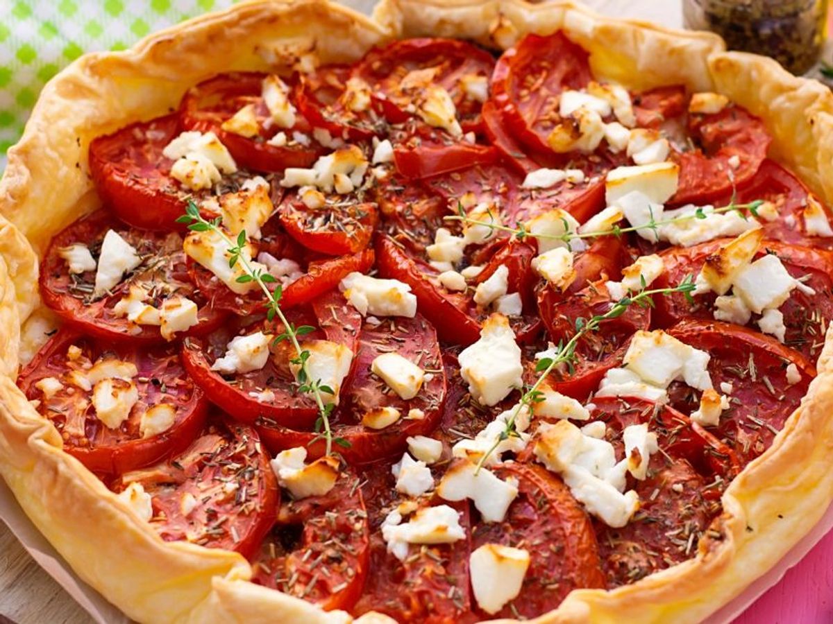 Elle a fait sensation : cette tarte au thon, tomates et moutarde est le  plat parfait pour vos weekends dété