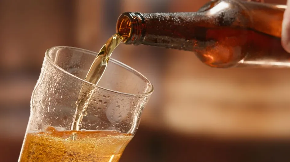 Ouvrir une bière sans décapsuleur : 7 astuces qui vont vous sauver !