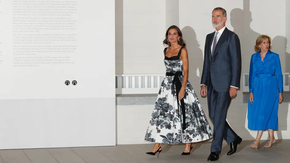 Reina Letizia vuelve a conquistar con su look y un vestido de Carolina Herrera de lo más favorecedor