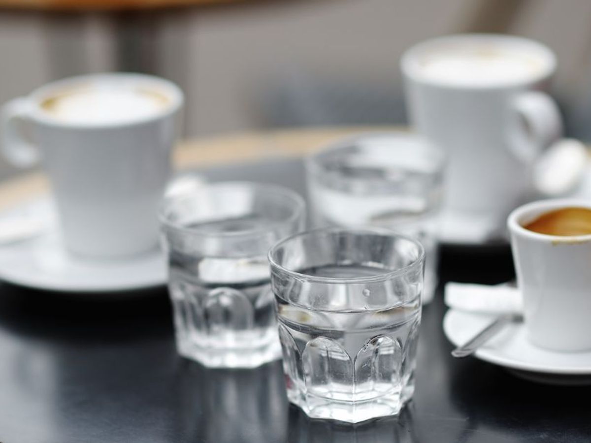 Voici à quoi sert (vraiment) le verre d'eau qu'on vous sert avec le café