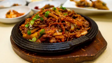 Cuisine coréenne : Ce plat épicé (et noté 4,8/5) vous emmènera tout droit  dans les