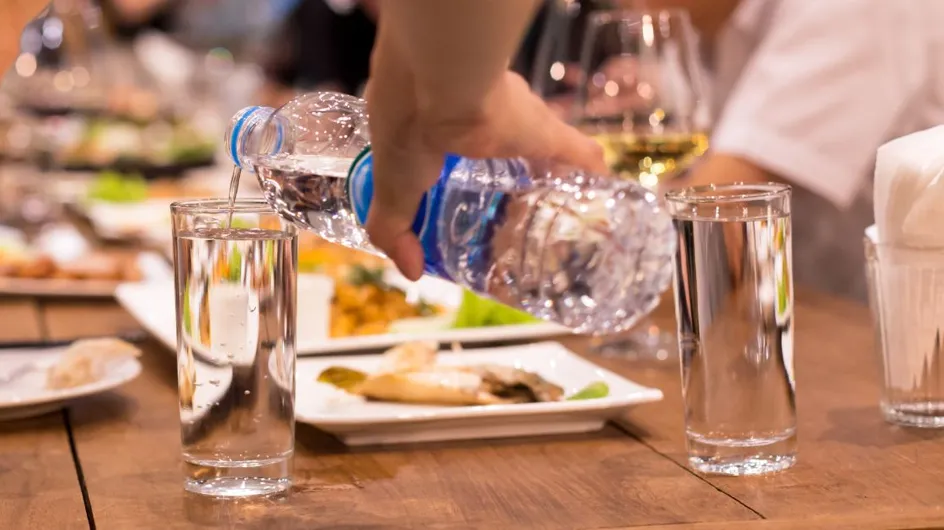 Il ne faudrait pas boire de l’eau en mangeant : idée reçue ou réalité ?