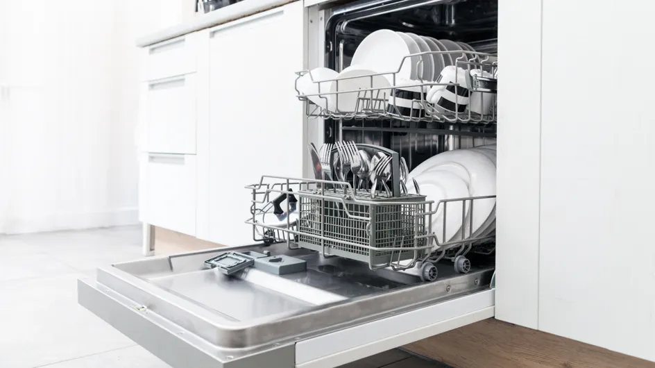 Votre lave-vaisselle lave mal vos assiettes et couverts ? Voici les véritables raisons !