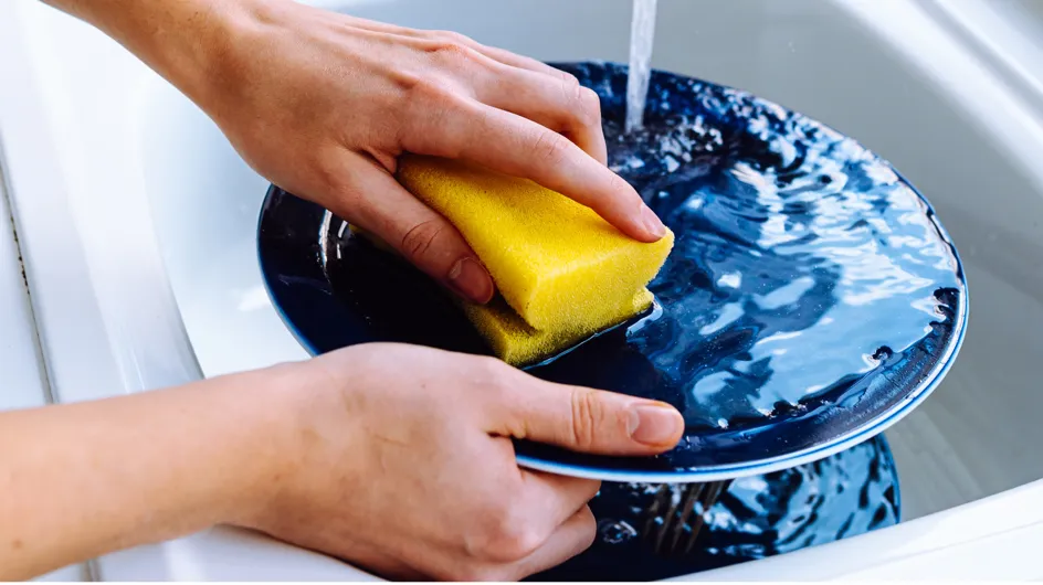 4 astuces pour bien nettoyer son éponge de cuisine et éviter le développement des bactéries