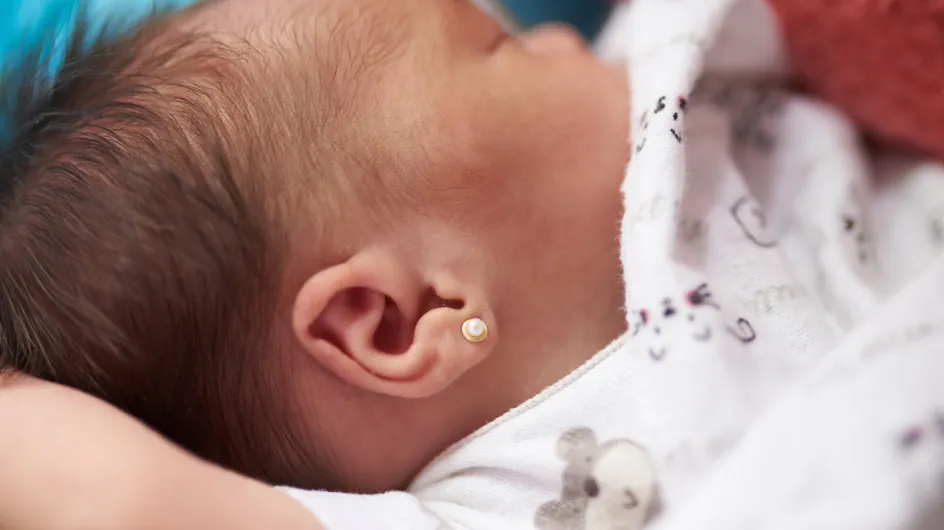 Une mère fait percer les oreilles de son bébé de 4 mois, les internautes sont divisés