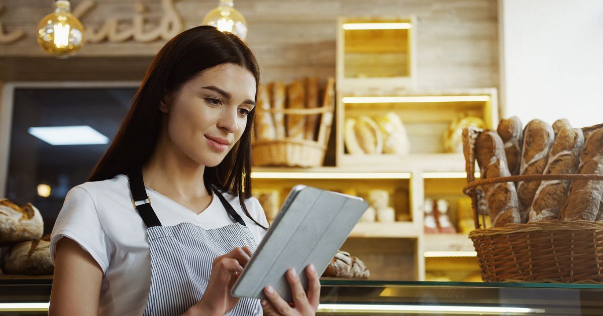 Vue De Face Jeune Homme En Cape Tenant Un Petit Rouleau à Pâtisserie Et Une Carte  Bancaire Sur Fond Rose Profession Mari Travailleur Cuisine Horizontale  Uniforme Travail D'argent