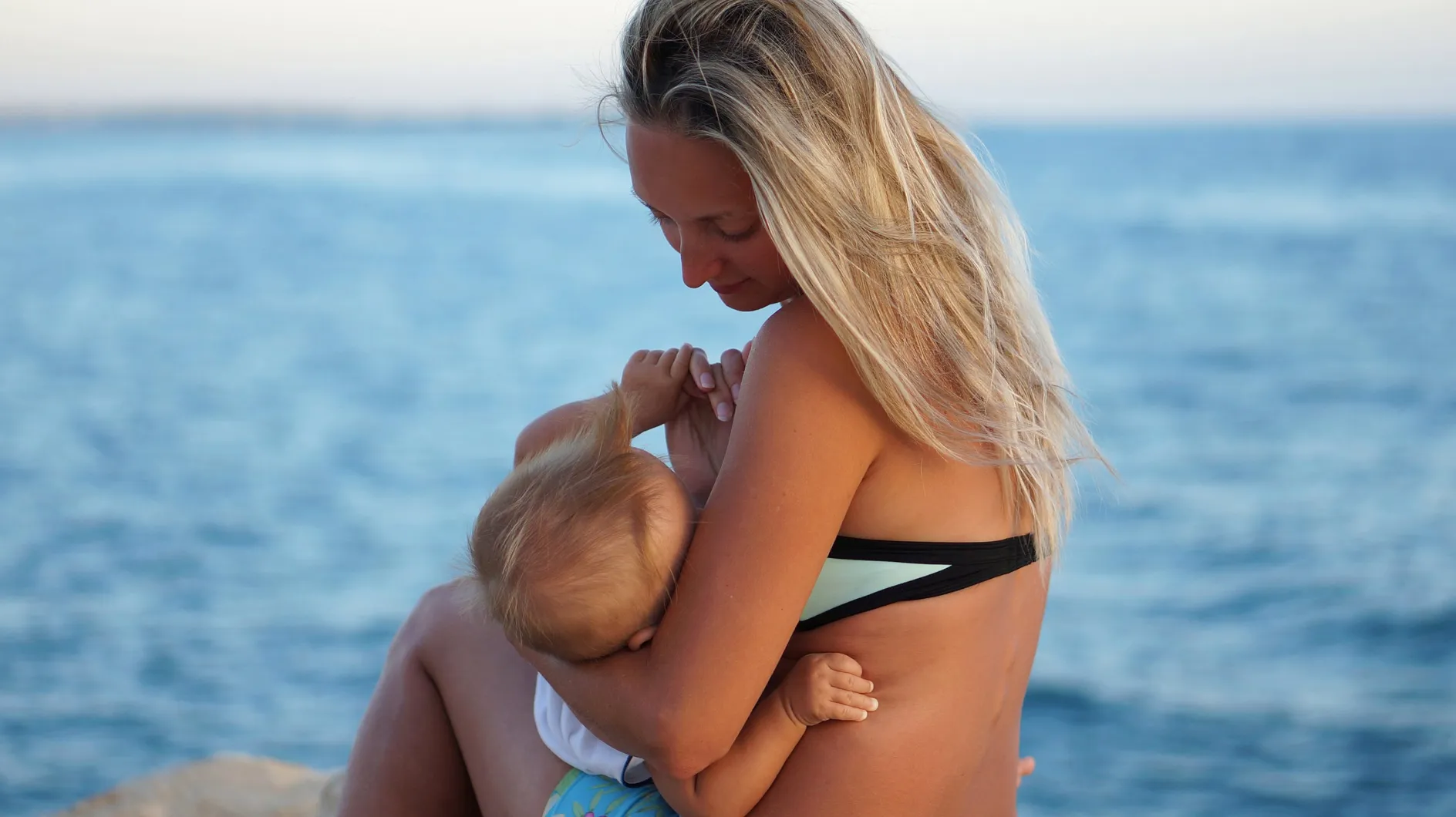 Включи мама молодой. Молодая мама на море. Молодые мамы на море. Мама с малышом на пляже. Фотосессия кормления грудью на море.