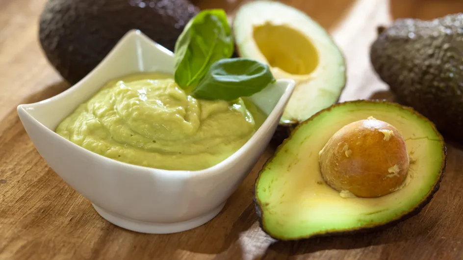 Aprende a hacer esta saludable mayonesa verde con aguacate
