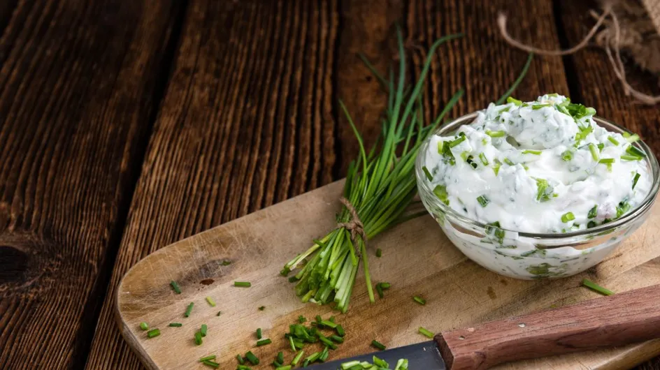 Préparez un délicieux fromage frais, ail et fines herbes maison avec 3 ingrédients seulement et en 10 min top chrono !