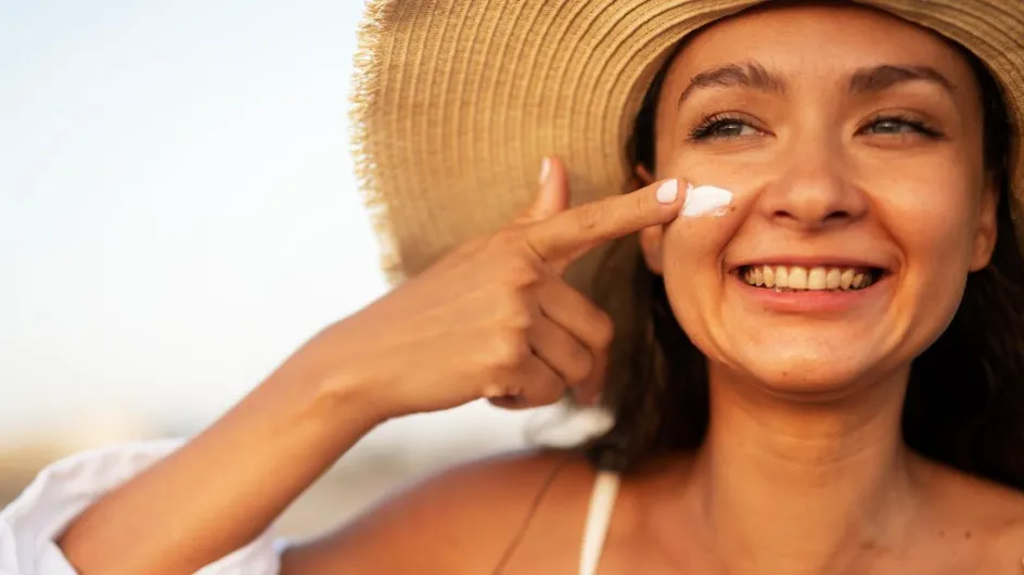 L’astuce géniale d’une dermatologue pour rendre sa crème solaire encore plus efficace