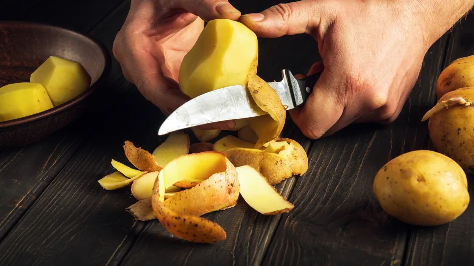 Cette astuce testée et approuvée permet d&#039;éplucher les pommes de terre sans effort