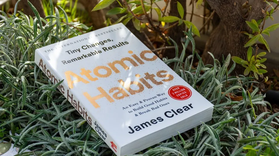 Hábitos atómicos’: el libro superventas que transforma vidas de manera positiva