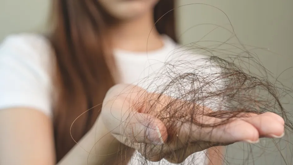 Chute de cheveux à la rentrée : les 5 conseils imparables d'une dermatologue pour l’éviter