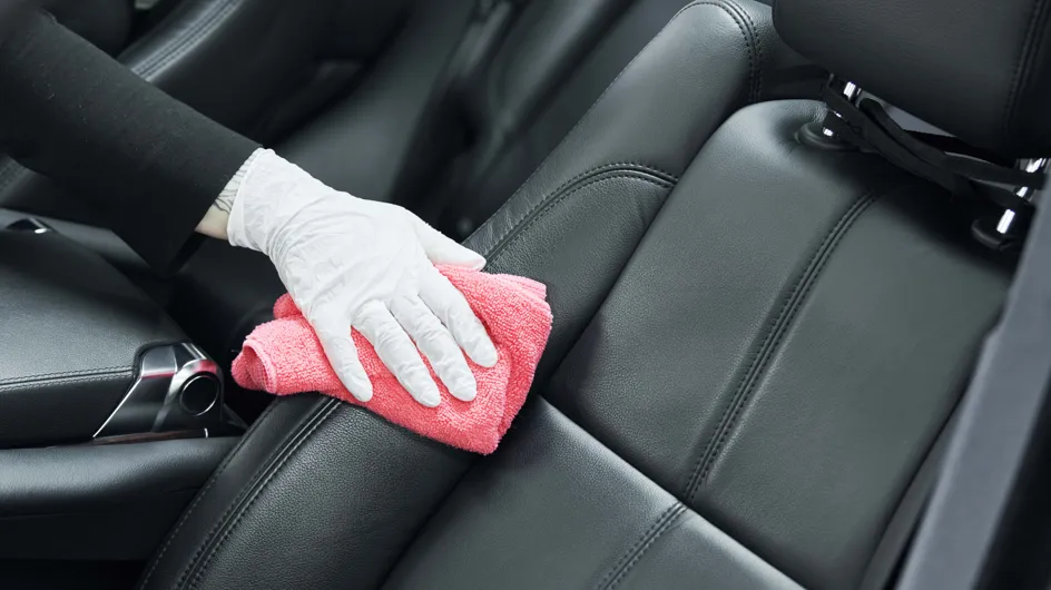 L'astuce insolite (et pas chère) pour nettoyer une tache sur un siège de voiture