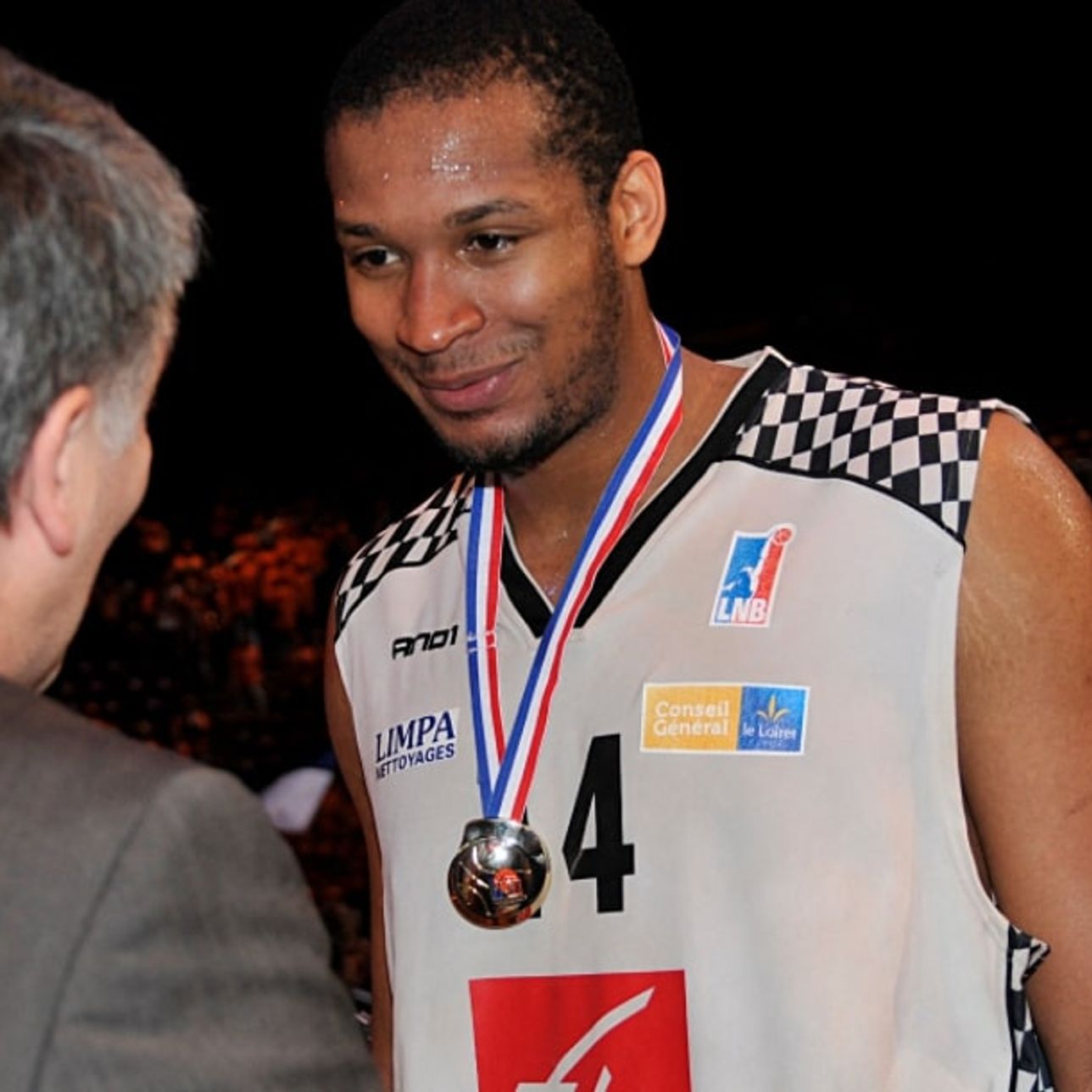 Le joueur de basket Ludovic Vaty est mort à 34 ans deux jours après son  arrêt cardiaque lors d'un entraînement à Toulouse 