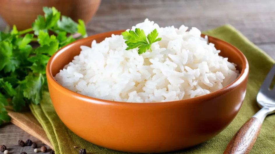 Pourquoi il ne faut pas laisser le riz cuit trop longtemps à température ambiante (même si vous êtes à table)