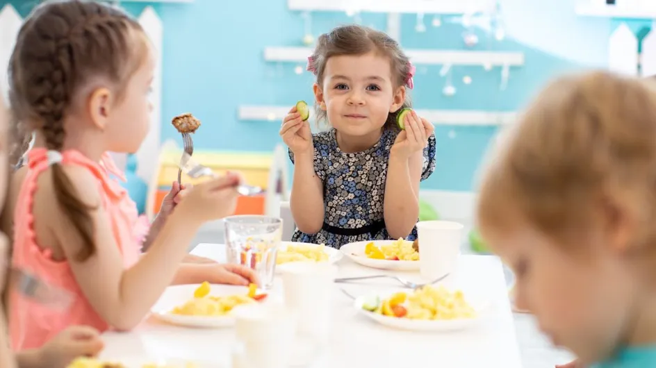 Cette habitude courante que l'on fait en mangeant aurait un impact sur le développement du langage chez l'enfant