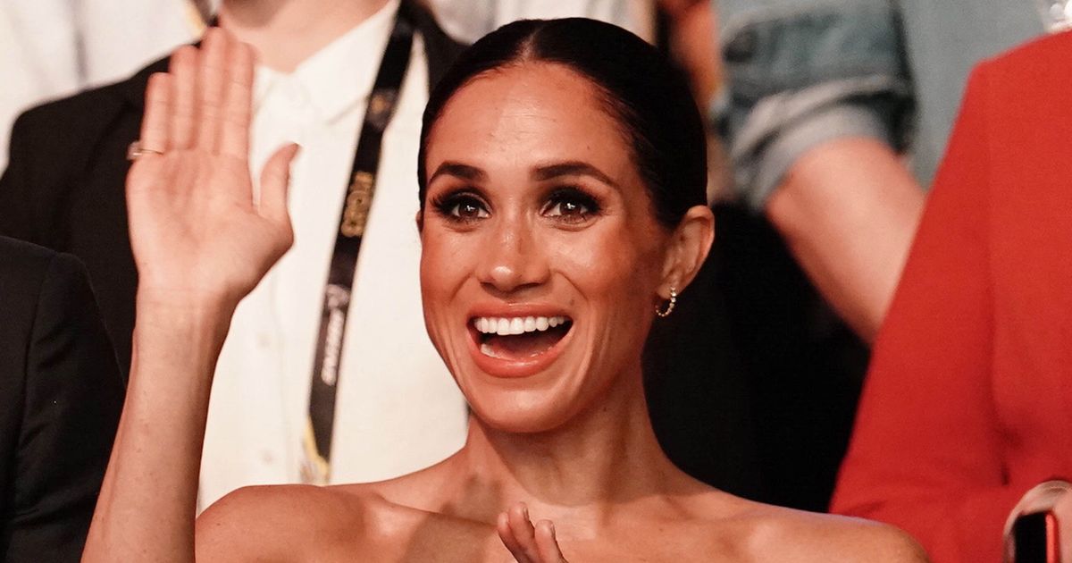 Meghan Markle : elle s’affiche en robe bustier moulante et transparente (son coût est exorbitant)