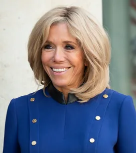 Brigitte Macron en robe en dentelle noire aux découpes sur les